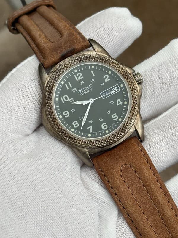 Vintage Seiko Quartz Field Watch 7N43-6B20 Men’s Day-Date Japan Military Style