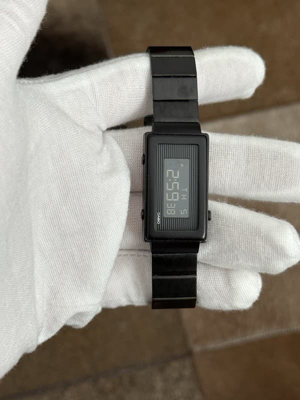 Rare Vintage Casio Futurist LA-2100B Men’s Digital Sports Bracelet Watch JDM 90s