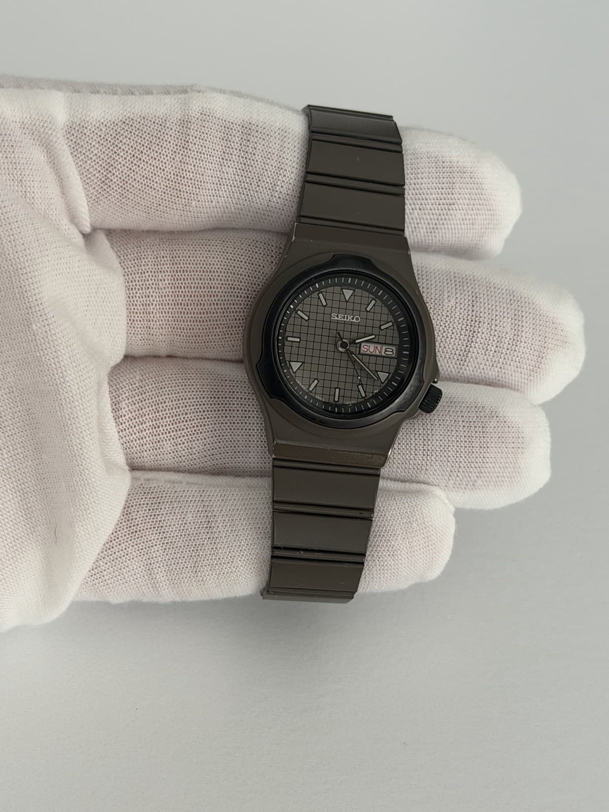 Seiko 2A23-0310 Ladies Vintage Quartz Sports Watch JDM 1980s